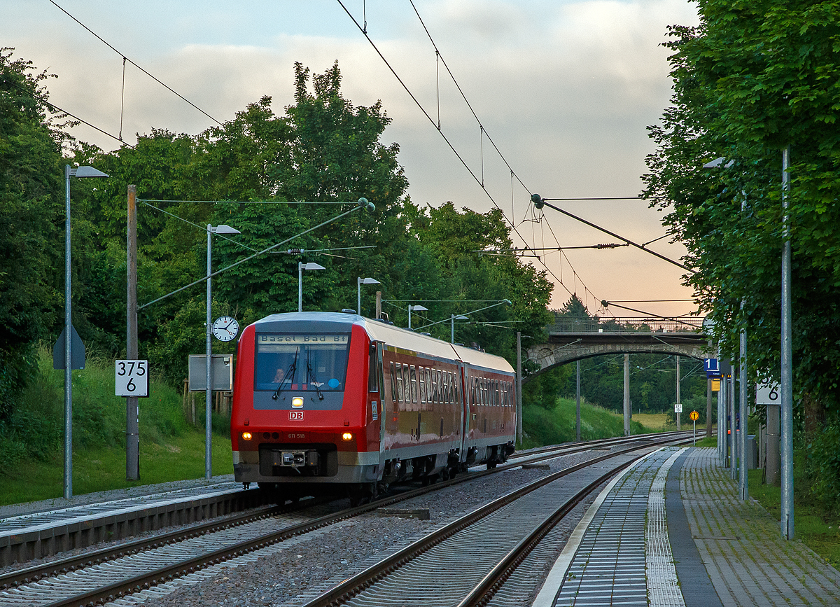 Auch schon historisch, da diese Diesel-Triebzüge mit Neigetechnik bereits abgestellt wurden....
Der zweiteilige VT 611 518 / 611 018 (95 80 0611 518-1 D-DB / 95 80 0611 018-2 D-DB) der DB Regio fährt am 17.06.2016 durch den Hp Bietingen in Richtung Schaffhausen. Er fährt als IRE 3 (3076)  die Verbindung Singen - Schaffhausen - Basel Bad Bf.. Betreiber der Linie (IRE 3) ist die DB ZugBus Regionalverkehr Alb-Bodensee GmbH (Ulm).
Nachmals einen lieben Gruß an den freundlichen Triebfahrzeugführer zurück.

Der Diesel-Triebzug mit Neigetechnik wurde 1996 von Adtranz (ABB Daimler-Benz Transportation GmbH)  unter den Fabriknummern 22022 (018) und 22023 (518)  gebaut und an die DB geliefert. Seit Juni 2018 ist der VT, wie so viele, im DB Stillstandsmanagment (SSM) in Mukran abgestellt.

Die VT der DB-Baureihe 611 sind zweiteilige Triebzüge mit Neigetechnik für den schnellen Schienenpersonennahverkehr, die von der Deutschen Bahn beschafft und eingesetzt wurden. Die Fahrzeuge waren Nachfolger der Baureihe 610. Im Gegensatz zur Baureihe 610 bewährten sich die von ADtranz neuentwickelten Fahrzeuge nicht. Ihr planmäßiger Einsatz endete 2018.

Im Unterschied zum Vorgänger (BR 610) Neigetechnik. Das Neigetechnik-System von Adtranz (heute Bombardier) baut auf einem System auf, das beim Leopard-Panzer dazu dient auch bei schneller Fahrt über Geländeunebenheiten gezielt schießen zu können. Dazu wird das Rohr der Hauptwaffe durch eine Art Neigetechnik in der waagerechten gehalten.  Natürlich hat das endgültige Neigesystem nicht mehr viel mit dem des Panzers gemeinsam. Die Neigung erfolgt aber nicht, wie bei FIAT, mit Hilfe einer Hydraulik sondern stattdessen elektrisch mit Hilfe von Servomotoren. Bei diesem System beträgt der mögliche Neigewinkel ebenfalls 8°.

Große Probleme hatten vor allem die Neigetechnik und Anrisse in klassischen, aber neu optimierten Fahrwerksteilen bereitet. Infolgedessen wurden die Fahrzeuge lange Zeit mit geringen Geschwindigkeiten gefahren und die aktive Neigetechnik kam nicht zum Einsatz. Aufgrund der Probleme wurde eine Option zum Abruf 50 weiterer Triebzeuge dieser Baureihe nicht eingelöst. In der Folge schrieb die Deutsche Bahn einen neuen Auftrag für die Nachfolge-Baureihe 612 aus, der wieder an die Firma Adtranz aus Hennigsdorf. Diese wurde in weiten Teilen neuentwickelt, um den Problemen mit der Neigetechnik bei der DB-Baureihe 611 zu begegnen.

TECHNISCHE DATEN:
Nummerierung: 611 001/501–050/550
Gebaute Anzahl: 50
Hersteller: Adtranz
Baujahre: 1996–1997
Ausmusterung: 2019
Spurweite: 1.435 mm (Normalspur)
Achsformel:  2’B’+B’2’
Länge über Kupplung: 51.750 mm
Dienstgewicht (tara): 104,0 t
Höchstgeschwindigkeit: 160 km/h
Installierte Leistung: 2 x 540 kW (2 x 735 PS)
Motor:  MTU-Dieselmotor MTU 12 V 183 TD 13
Nenndrehzahl: 	2100/min
Leistungsübertragung: hydraulisch (Voith-Strömungsgetriebe T 312br mit einem Strömungswandler und zwei Strömungskupplungen)
Max. Neigewinkel: 8°.
Tankinhalt: 2× 1300 l
Sitzplätze: 148 (23 in der 1. Klasse und 125 in der 2. Klasse)
Besonderheiten: Mehrfachsteuerung für bis zu vier Einheiten in Traktion

Zum 30. April 2018 wurde die Baureihe 611 auch auf der IRE-Linie Ulm–Basel durch die Baureihe 612 abgelöst, sie wurde seitdem nur noch ersatzweise eingesetzt. Im Juli 2019 wurde der letzte Triebwagen, 611 021, abgestellt. Bis auf einen verschrotteten VT sind alle Triebwagen der Baureihe 611 im DB Stillstandsmanagement Mukran abgestellt.  

Über die ganzen Probleme mit der Baureihe könnte ich hier einen Roman schreiben, dies würde aber hier den Rahmen sprengen. Aber was ich nicht verstehe das man 20 Jahre braucht um festzustellen dass die Triebzüge nicht für den Einsatzzweck tauglich sind. Zumal uns andere Länder zeigen das Triebzug mit Neigetechnik ihren Sinn haben und auch störungsfrei laufen können
