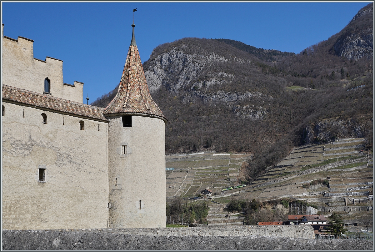 Auch wenn der A-L Regionalzug mitten im Bild ist, muss man ihn regelrecht suchen...
Ein Bild auf die A-L Strecke vom Schloss von Aigle aus. 

30. März 2021