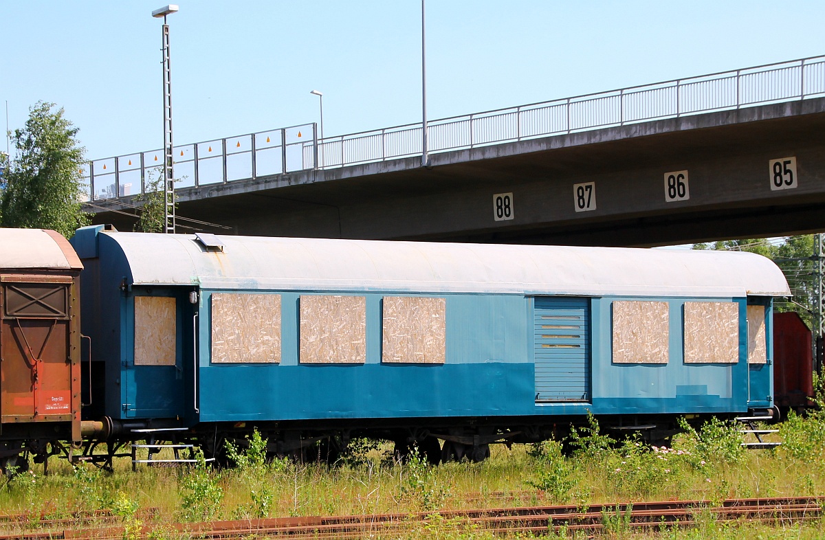 Auch wenn an diesem Klassiker alles überschrieben wurde, der Zuteilung nach handelt es sich hier um einen ehemaligen Wohn- Gerätewagen 467 und Aufenthalts- Werkstattwagen 588 der DB aufgenommen im alten Gbf Neumünster(frei zugänglich). 09.06.14