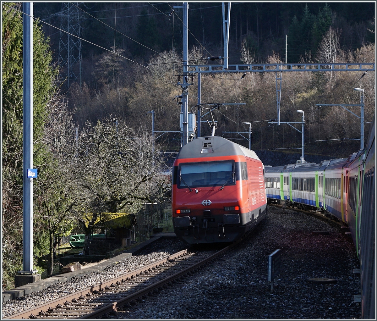 Auch wenn in Därlingen keine Züge mehr für den Fahrgastwechsel mehr halten, bleibt der Bahnhof für die Kreuzung der Züge weiterhin in Betrieb.  Mein EW III RE  von Interlaken nach Zweisimmen kreuzt einen nach Interlaken Ost fahrenden IC, der von einer SBB Re 460 geschoben wird. 

17. Februar 2021 