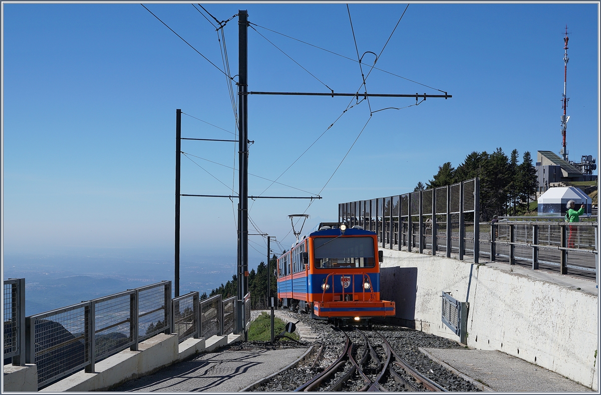 Auch wenn es nicht danach aussieht: Ein Nachschuss auf den talwärts fahrenden MG Bhe 4/8 13 beim Verlassen der Station Generoso Vetta. Und das ganze mit einem herrlichen Blick in die Lombardei.

27. Sept. 2018