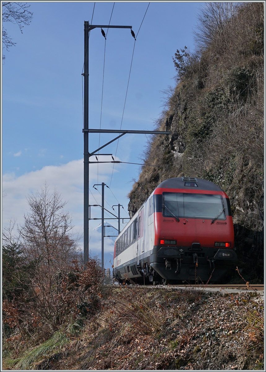Auch wenn es nicht danach aussieht, das Bild des ausfahrenden IC Steuerwagen entstand  mitten  in Interlaken, kurz nach dem Bahnhof Interlaken Ost.

17. Februar 2021 