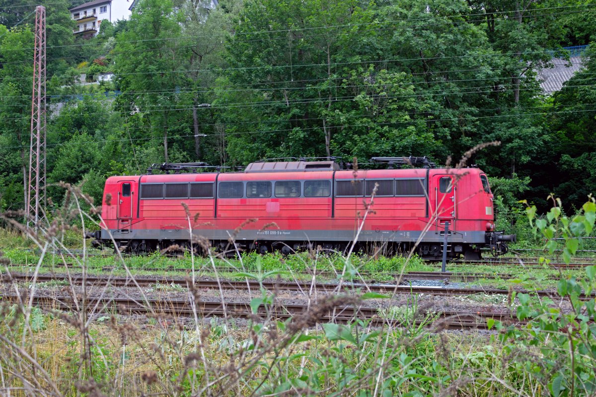 Auch wenn die Ruhr-Sieg-Strecke keine Steilstrecke ist, wurde und wird im kurvigen Olpetal zwischen Altenhundem und Welschen-Ennest mit Schiebelokomotiven gearbeitet. Im Jahr 2021 gehren diese Dienste zu den letzten Aufgaben der Baureihe 151, deren endgltiges Ende bei der DB schon mehrfach geplant war. 151 099 diente am 09.07.21 als Reserve in Altenhundem und ist auf einem der Gtergleise abgestellt.