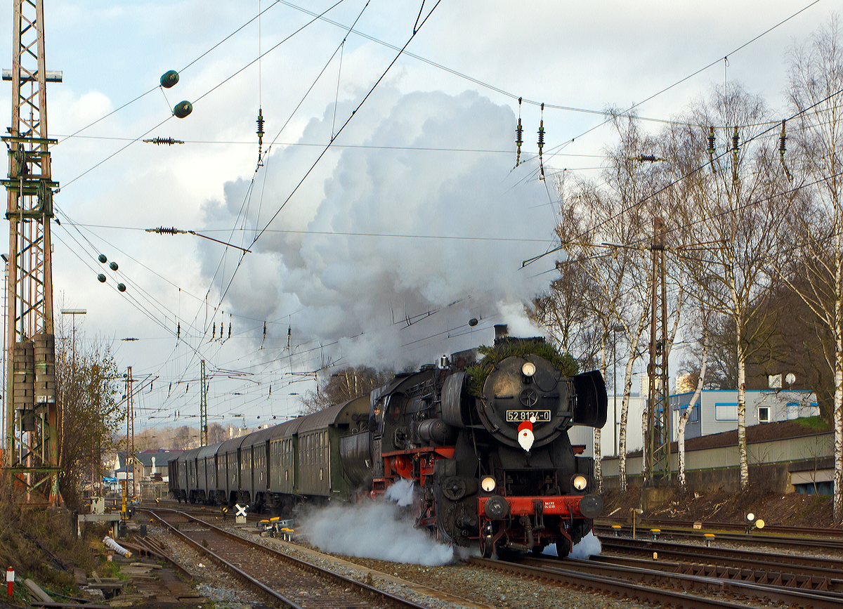 
Auch wenn Sankt Nikolaus am 06.12. war, so gab es noch am 07.12.2014 Nikolausfahrten der Eisenbahnfreunde Betzdorf (EFB) mit ihrer 52 8134-0 (ex DB 052 134-4, ex DR 52 8134-0) auf der Ruhr-Sieg-Strecke (KBS 440) von Siegen nach Altenhundem, hier fährt sie, Rauchkammer voraus, durch Kreuztal in Richtung Siegen.

Dies war zudem der Saisonabschluss 2014 der Eisenbahnfreunde Betzdorf. Dank an die Eisenbahnfreunde für die tolle Fahrten und die damit verbundene Arbeit.  Auch für die nächste Saison wünsche ich der EFB allseits gute Fahrt.

Übrigens, dies war eine der wenigen wahren DB 052, bedingt durch die Wiedervereinigung wurden Loks der DR BR 52.80 zu DB 052ern.