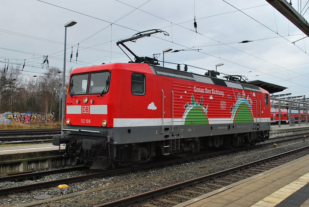 Auch die Werbelok 112 108 zeigte sich am 20.12.2014 in Rostock Hbf.