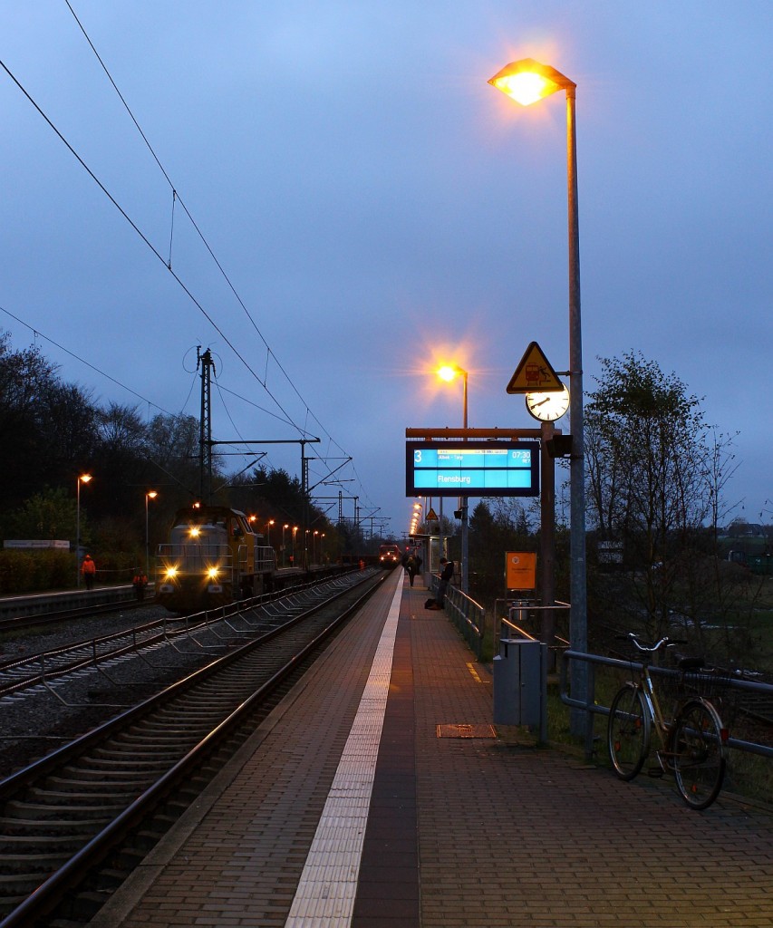 Auch wieder mit von der Partie ist die Schweerbau 1277 031-1 die hier mit einem Slps465  Oberbaustoffwagen  im Bhf von Schleswig steht und mit alten Gleis/Schwellen Paketen beladen wird. Schleswig 11.11.2015