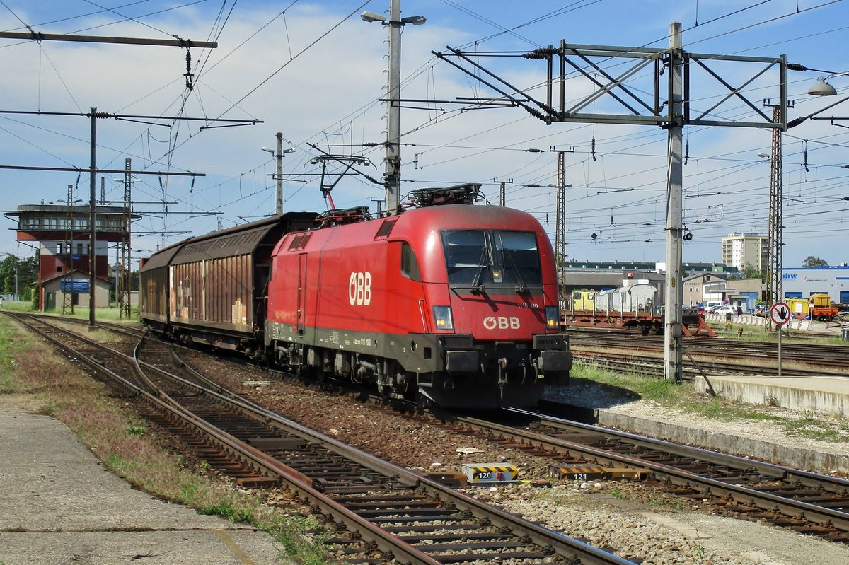 Audi-Ganzzug mit 1116 110 treft am 8 Mai 2018 in Wels Hbf ein. 