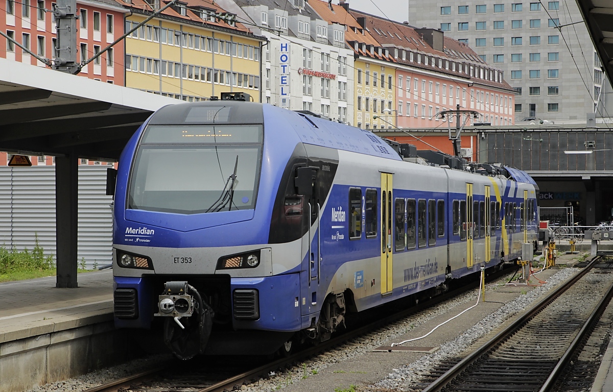Auf der von der Bayerischen Regionalbahn (ex Meridian) betriebenen RB 58 (München Hbf. - Holzkirchen - Rosenheim) werden dreiteilige Stadler-Flirt 3 eingesetzt. Am 15.07.2020 steht ET 353 auf Gleis 36 abfahrbereit im Münchener Hauptbahnhof.