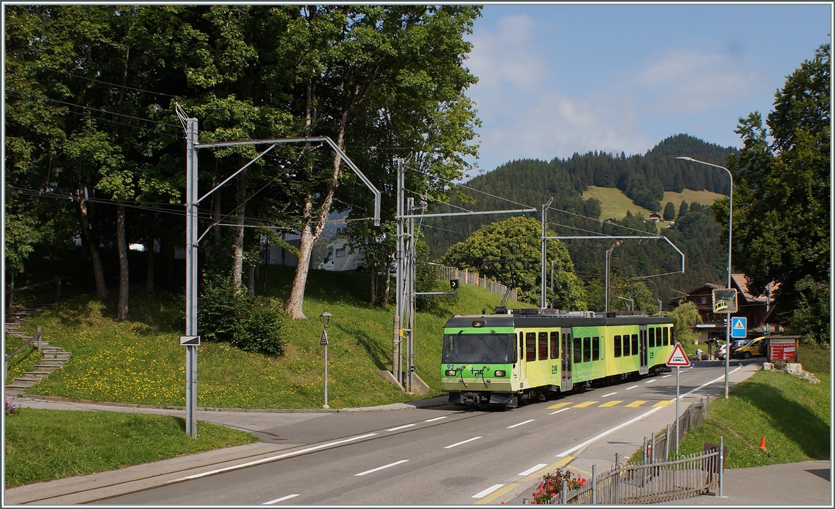 Auf dem Abschnitt von Villars sur Ollon bis Gryon verläuft das Trasse der BVB auf oder unmittelbar neben der Strasse, wie hier in La Barboleuse mit dem nach Bex fahrenden Beh 4/8 92.

24. Aug. 2021