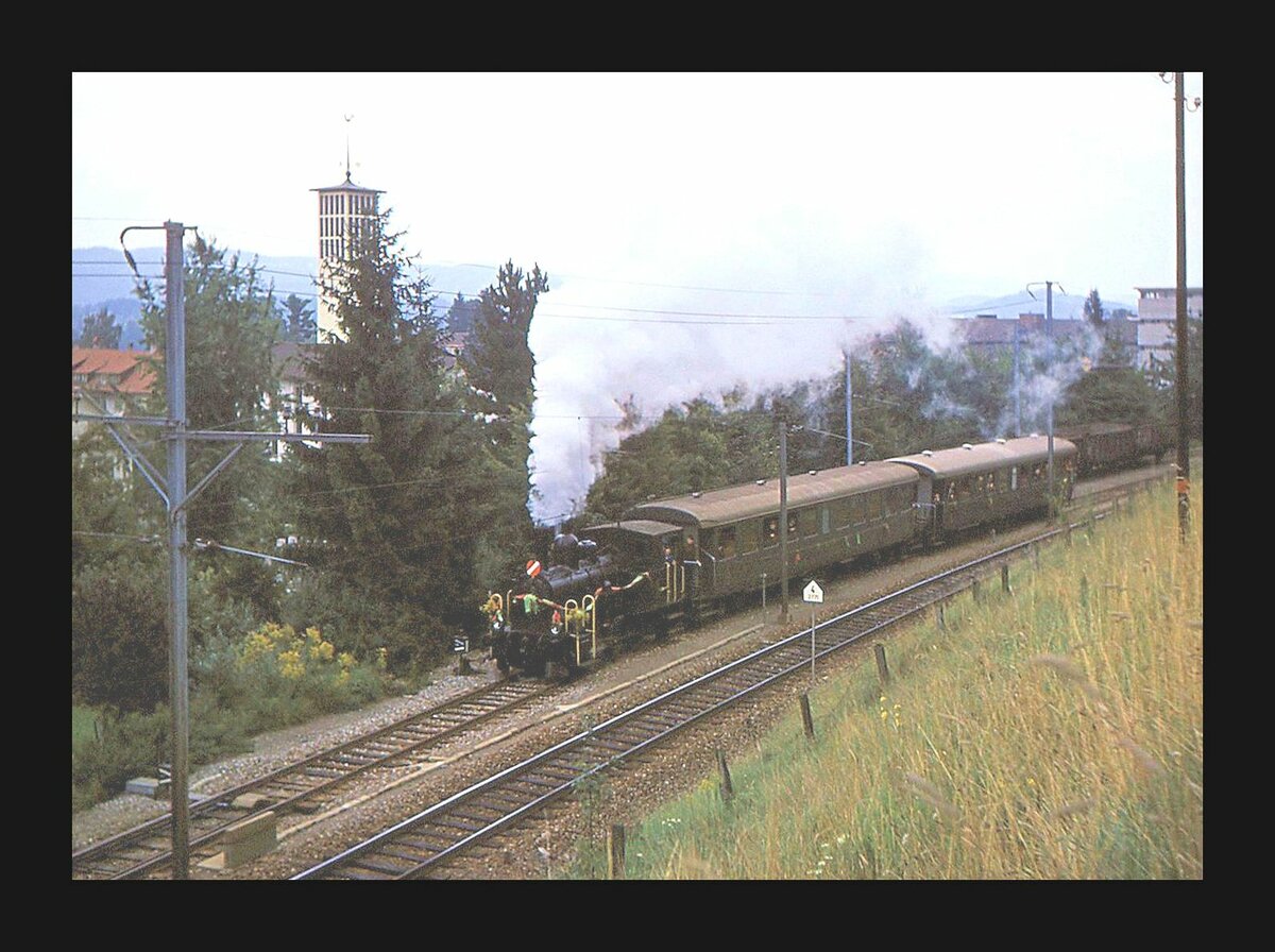 Auf dem längst verschwundenen Gaswerkbahn-Geleise fährt ein Zug der Gaswerkbahn Bern im Bahnhof Wabern ein. Abschiedsfahrten, 31.August 1968 