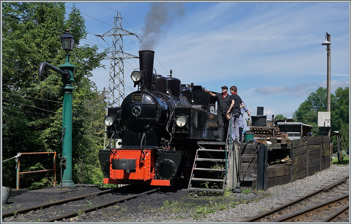 Auf dem Rückweg schaute ich dann doch noch kurz im Museum der Balony Chamby Bahn vorbei und wo ich erfreut fest zu stellen, dass man bei der Blonay-Chamby Bahn die junge Generation schult, damit auch sie in Zukunft noch  Dampflok  versteht. 
Die G 2x 2/2 105 wird in Chaulin für die Dampffahrten am Nachmittag vorbereitet. 

26. Juni 2021