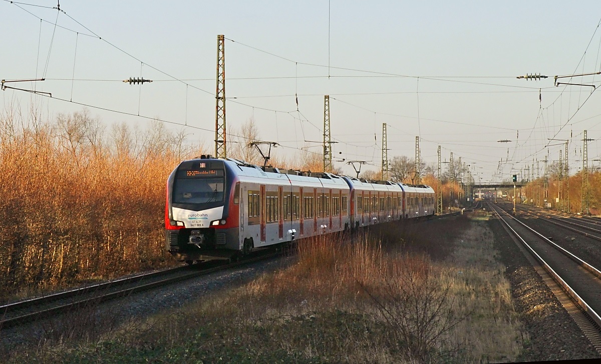 Auf dem Weg von Duisburg nach Düsseldorf durchfährt eine Flirt 3 XL-Dreifachtraktion der Eurobahn, vorne ET 4.31 (3 427 009), am 23.02.2022 Düsseldorf-Angermund. Ursprünglich die für die Bedienung der Regiobahnstrecke S 28 Kaarst - Neuss - Düsseldorf - Mettmann - Wuppertal geliefert, ist er momentan für die Eurobahn im Einsatz, da sich die Elektrifizierung der Streckenabschnitte Kaarst - Neuss Hbf. und Düsseldorf Gerresheim - Mettmann (-Wuppertal) um mehrere Jahre, voraussichtlich bis 2026 verzögert.