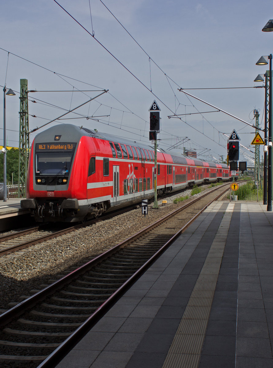 Auf dem Weg nach Falkenberg erreicht ein RE3 den Bahnhof Berlin-S�dkreuz. In der Sommersaison werden die sonst vierwagigen RE-Z�ge um einen weiteren Wagen aufgestockt, um genug Platz f�r Ausfl�gler zu bieten.