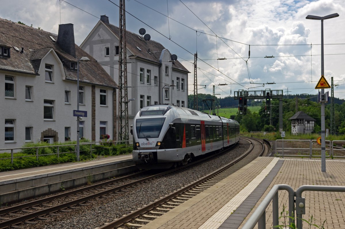 Auf dem Weg nach Hagen erreicht ET23.2102 von Abellio als RB91 am 09.07.21 Finnentrop. Der kleine Ort verfgt noch heute ber recht ausgedehnte Bahnanlagen, die allerdings nicht an die Ausdehnung bis in die 60er-Jahre herandreichen. Am Kreuzungspunkt mehrerer Bahnlinien gelegen hatte der kleine Ort einst eine groe Bedeutung.