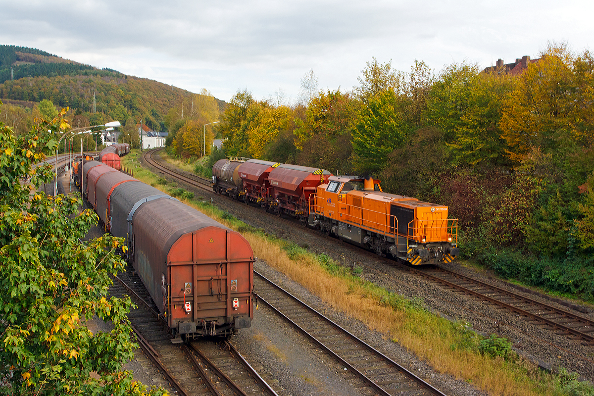 
Auf dem Weg nach Hause am 15.10.2014, sah ich dass das Einfahrtsignal auf Hp 2 stand, so musst ich nur kurz warten und die Lok 46 (92 80 1277 807-4 D-KSW) der Kreisbahn Siegen-Wittgenstein (KSW) kam mit drei Güterwagen, über die Hellertalbahn (KBS 462) aus Richtung Burbach-Würgendorf, in Herdorf an. 

Links auf dem KSW-Rangierbereich ist bereits die Lok 42 der KSW (92 80 1277 902-3 D-KSW) mit einem Coil-Güterzug angekommen. 

Nochmals einen freundlichen Gruß an den Lokführer der 46.