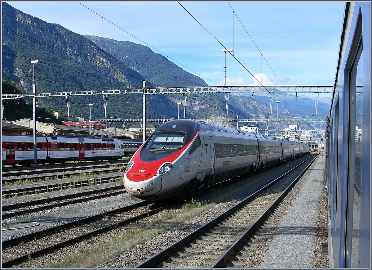 Auf dem Weg nach Italien: Infolge Bauarbeiten ist die Strecke Iselle - Domodossola für ganze drei Wochen total gesperrt. Da konnte ich es mir nicht verkneifen mir die Sache an Ort und Stelle anzusehen. Auf der Fahrt nach Iselle stand Ausgangs Brig dieser SBB RABe 503, der später Richtung Basel fahren wird.

19. August 2020