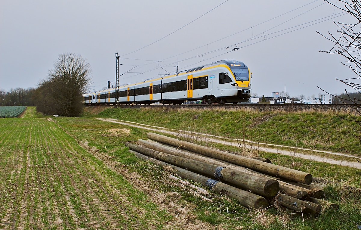 Auf dem Weg von Venlo/Niederlande nach Hamm (Westfalen) haben der ET 7.12 und ein ET 6 der Eurobahn am 16.03.2022 den Bahnhof Boisheim verlassen