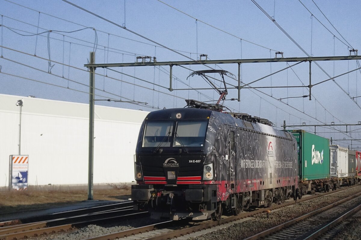 Auf deren letzten Tag mit TX Logistics Pferde-Werbung (8.700 PS=6, 4 kW) in SBBCI-Dienst treft 193 657 bei Blerick der Fotograf. Wegen eine Panne und zwei bevorzugte Züge müsste der Pferdelok mit deren KLV und 8.700 PS hier etwa 25 Minuten warten. 