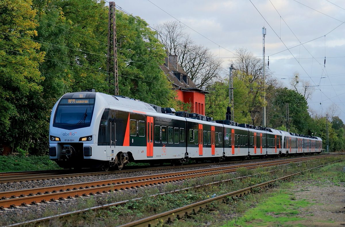 Auf der von Düsseldorf nach Emmerich bzw. Arnhem/Niederlande führenden RE-Linie 19 werden Stadler Flirt 3 von Abellio eingesetzt. Momentan werden die Züge zwischen Düsseldorf Hbf. und Duisburg Hbf. wegen Bauarbeiten in Düsseldorf-Unterrath über die sonst dem Güterverkehr vorbehaltenen Strecke von Troisdorf nach Duisburg-Wedau umgeleitet. Am 27.10.2017 durchfahren die umgeleiteten ET 25 2211 und ein weiterer ET den Bahnhof Lintorf.