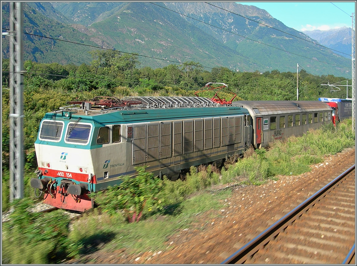 Auf einigen streckenabschnitten zwischen Domodossola und Verbania verluft die Strecke nach Novara paralel. Dank einem zu ffnendne Fenster konnte ich so diese FS E652 154 mit einer RoLa ablichten, sozusagen ein Mitzieher (obwohl ich damals das Wort nicht kannte).
30. Aug. 2006