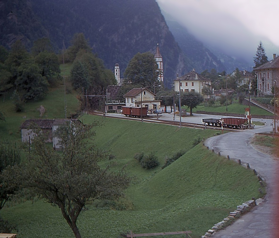 Auf der einstigen RhB-Strecke Bellinzona-Mesocco, 14.September 1970: Der Bahnhof von Soazza mit verschiedenen Güterwagen. 