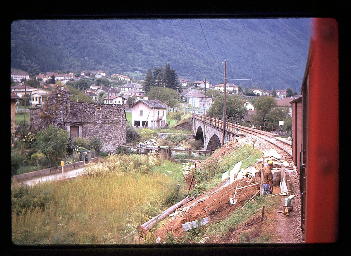 Auf der einstigen RhB-Strecke Bellinzona-Mesocco, 14.September 1970: Bei Roveredo. 