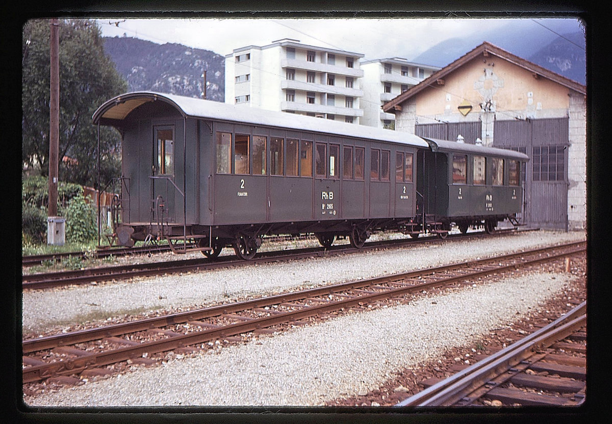 Auf der einstigen RhB-Strecke Bellinzona-Mesocco, 14.September 1970: Die beiden Zweiachser 2165 und 2002 in Bellinzona. 