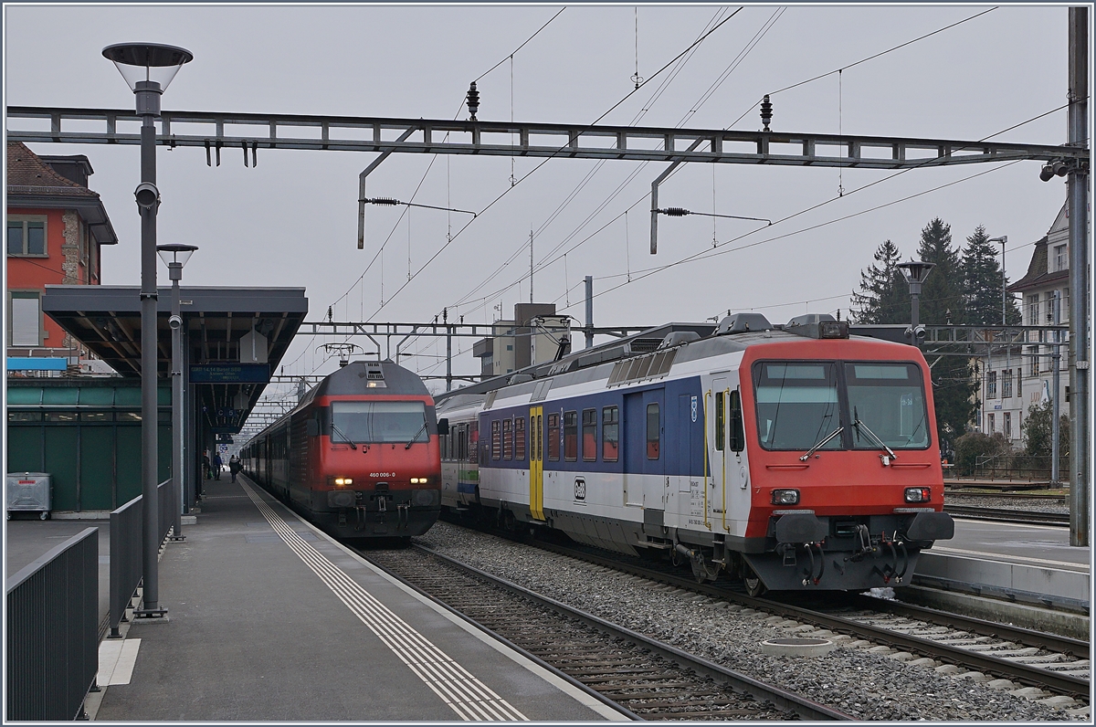 Auf den ersten Blick ein banales Bild: Ein Schnellzug und ein Regionalzug in Arth Goldau. Doch ein zweiter, genauerer Blick lohnt sich: links wartet die Re 460 006-0 mit dem IR 2324 Erstfeld - Basel auf den Anschluss aus dem Süden und rechts macht der VAE 2579 einen kurzen Halt, ein VAE bei welchem sich ein SOB Triebwagen und der OeBB RABe 207 (UIC 94 85 7560 000-2 ch.oebb) die Traktion teilen. Übrigens, auch die SBB Re 460 006-0 kann mit einer Besonderheit aufwarten: auf der Seite der Lok steht aufgemalt und dann übermalt, dass die Lok seit 1992 5'000'000 Kilometer zurückgelegt hat.
24. Feb. 2018 