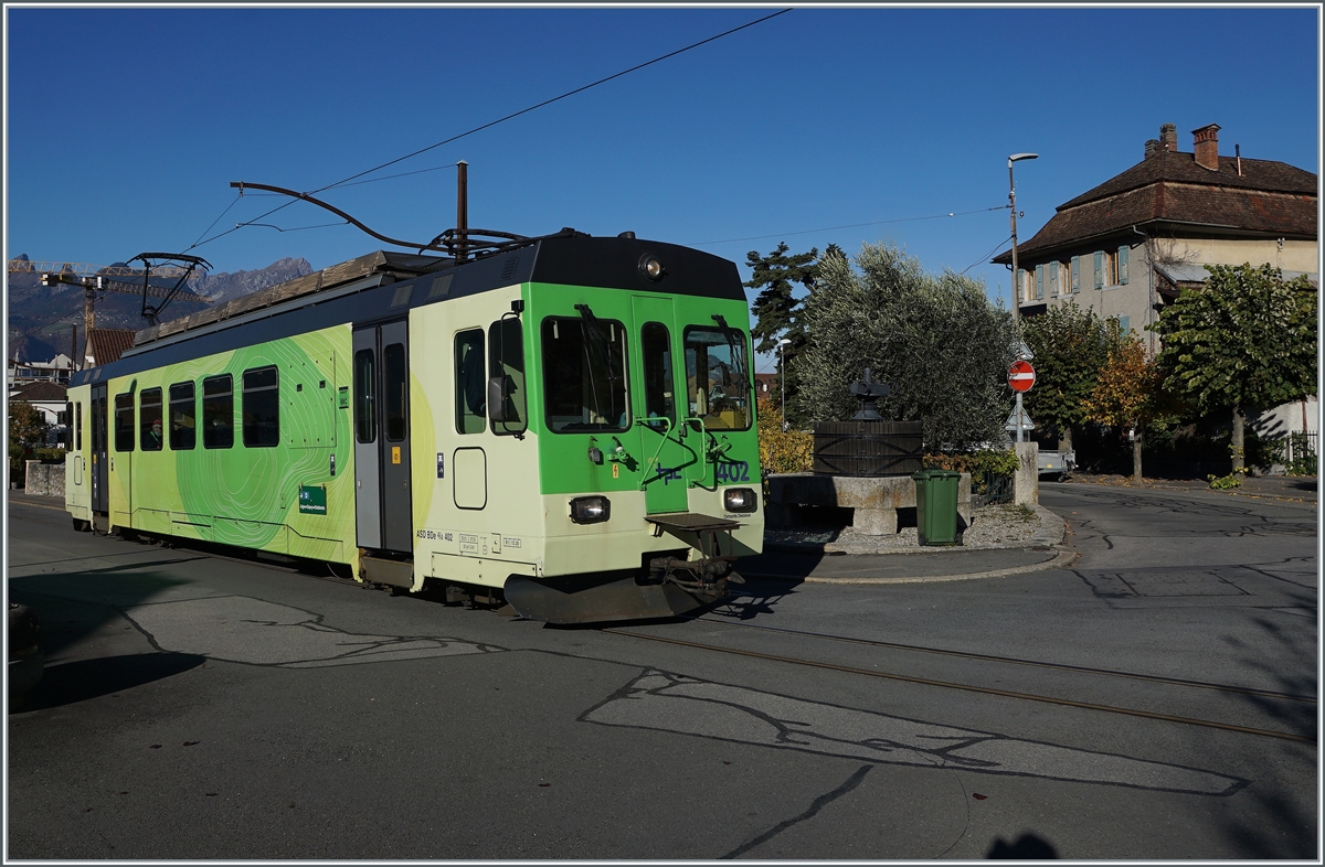 Auf den ersten Kilometern vom SBB Bahnhof bis zum Bahnhof  Aigle Chteau ist die ASD als  Strassenbahn  unterwegs, so wie hier kurz nach der Abfahrt des ASD BDe 4/4 402 in Aigle March.

27. Okt. 2021