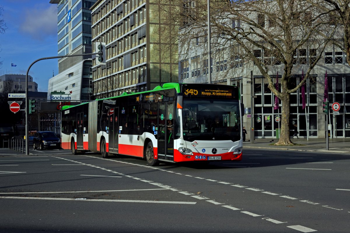 Auf der Fahrt als Linie 345 in Richtung Langendreer ist Wagen 2166 am 27.12.22 in der N�he des Bochumer Hauptbahnhofs unterwegs.