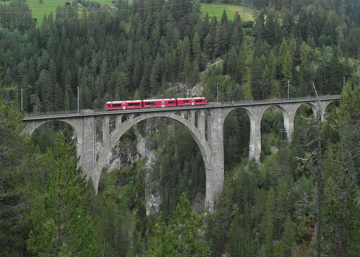 Auf der Fahrt von Davos Platz nach Filisur überfährt am 23.08.2014 ein Allegra die höchste und größte Mauerwerksbrücke der Rhätischen Bahn, den Wiesener Viadukt.