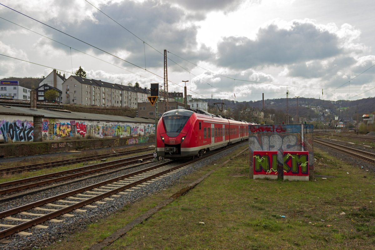 Auf der Fahrt von M�nchengladbach nach Hagen erreicht ein Zug der S8 mit 1440 317 an der Spitze Wuppertal-Steinbeck.