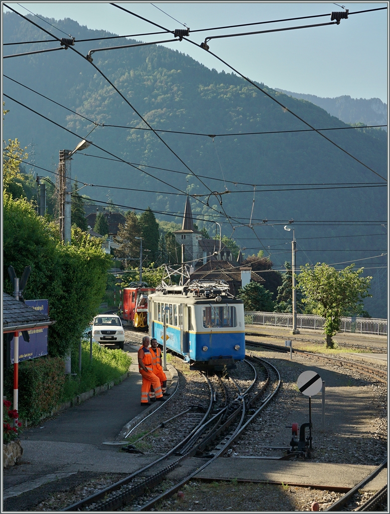 Auf der Fahrt von Montreux zu den Rochers des Naye trifft man immer wieder auf die mittlerweile hier gut bekannten Bhe 2/4, doch meist sind sie abgebügelt...
Um so grösser die Freude, als ich in Glion den fahrbereiten Bhe 2/4 207 entdeckte.
28. Juni 2016