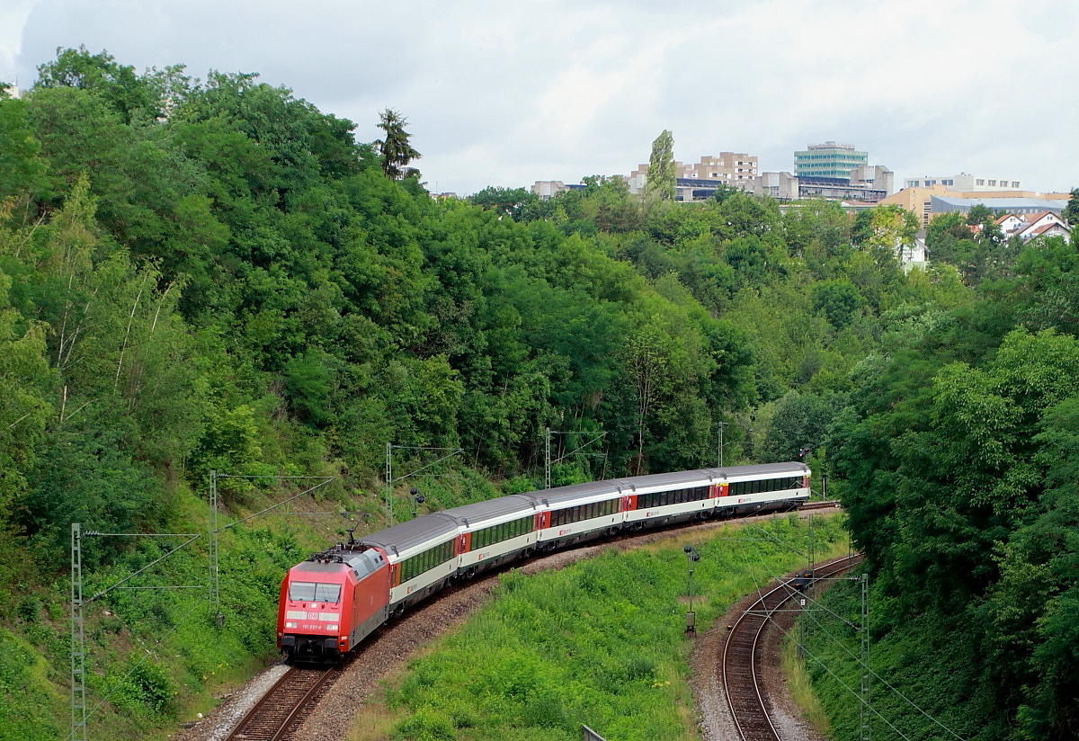 Auf der Gäubahn unterwegs: 101 037-0 fährt am 10.07.2017 mit einem EC nach Zürich durch Stuttgart-Österfeld