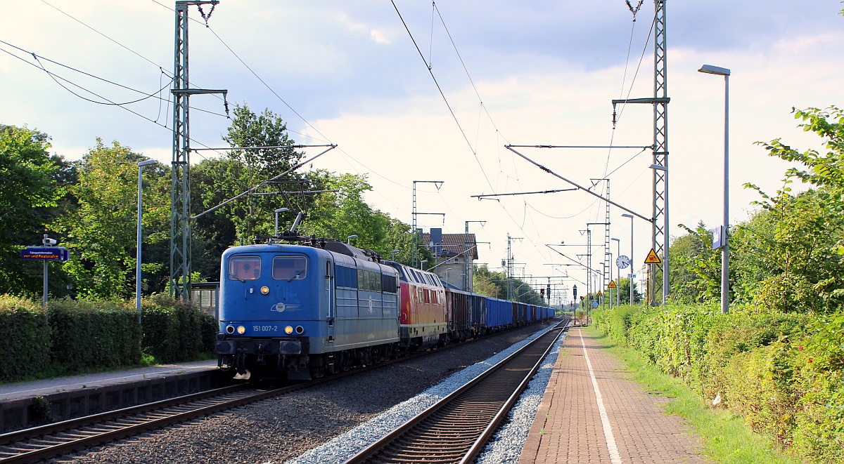 Auf gehts....151 007 und 221 145 mit dem leeren Düngerzug verlassen Jübek gen Süden. 24.08.2021