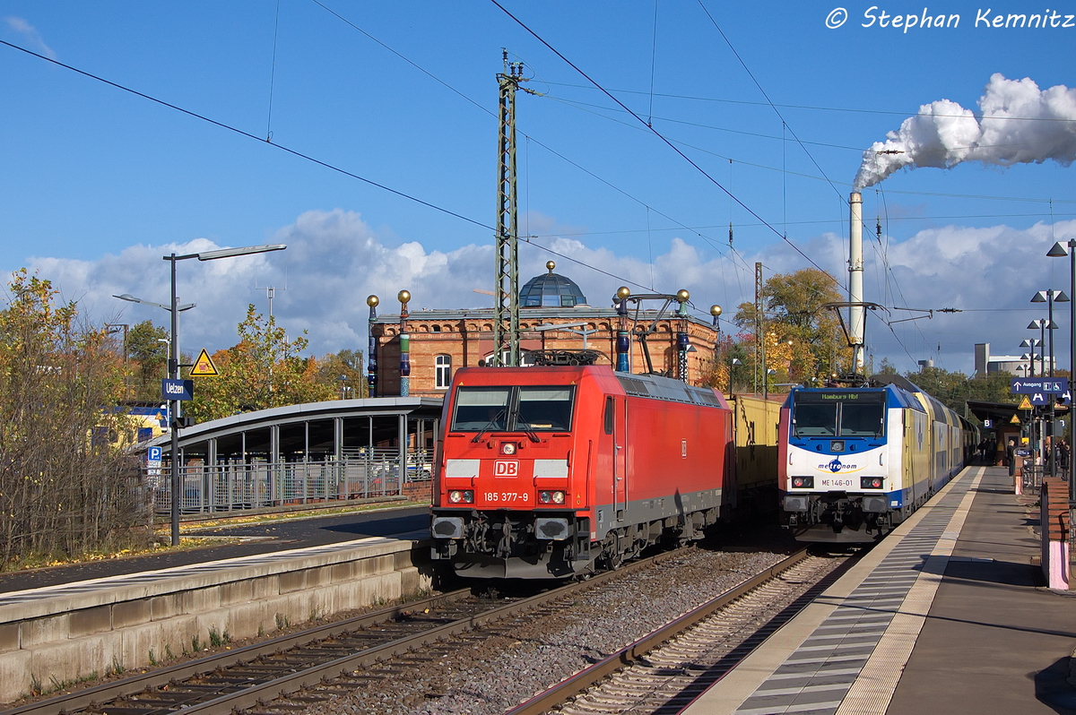 Auf Gleis 101 in Uelzen fuhr 185 377-9 DB Schenker Rail Deutschland AG mit einem Containerzug in Richtung Celle. Auf Gleis 102 stand ME 146-01  Scheeel  (146 501-2) metronom Eisenbahngesellschaft mbh mit dem metronom (ME 82118) nach Hamburg Hbf zur Abfahrt bereit. 18.10.2013