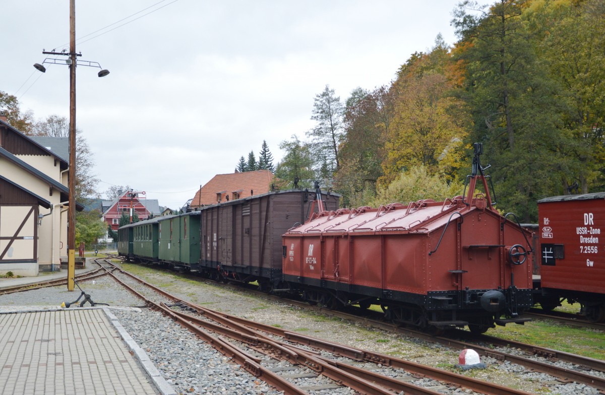 Auf Gleis 2 von Rittersgr�n standen am 23.10.2015 v.n.h. 97-27-04, 97-10-98, 974-308, 970-623 und 970-617.