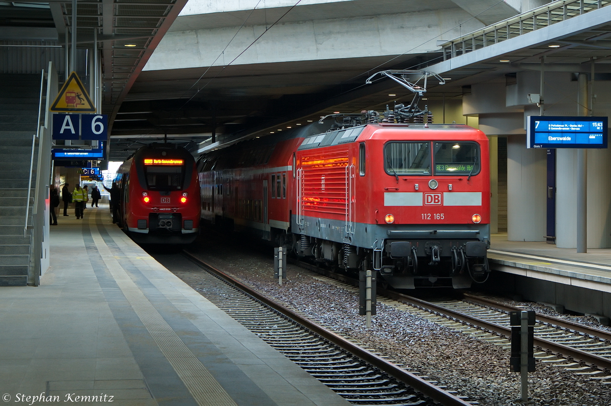 Auf Gleis 7 in Berlin Südkreuz, stand die 112 165 mit dem RE3 (RE 18378) von Berlin Südkreuz nach Eberswalde Hbf. Daneben auf Gleis 6 stand 442 319-0 als RB19 (RB 18570) von Calau(Nl) nach Berlin Gesundbrunnen. 11.02.2014