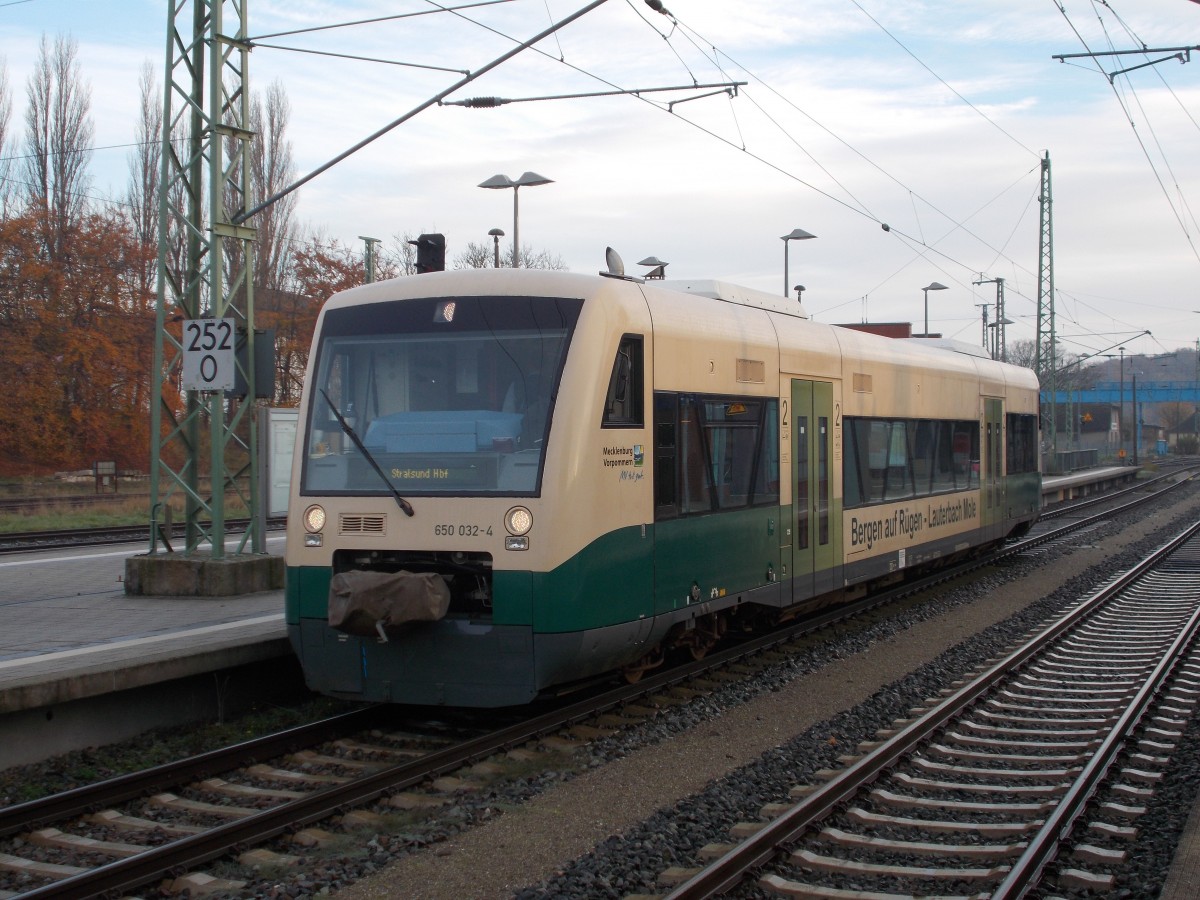 Auf Grund des Lokführerstreikes kam der PRESS VT650 032 auf der Hauptstrecke nach Stralsund als planmäßiger RE zum Einsatz.Hier stand der VT650 am Morgen als Ersatzzug nach Stralsund,am 09.November 2014,in Bergen/Rügen.