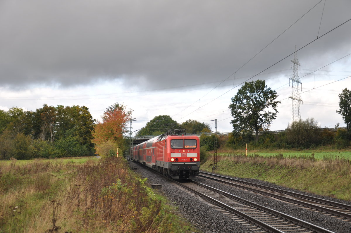 Auf Grund von technischen Defekten an der Baureihe 146.3 muss zur Zeit die ein oder andere 114 auf dem RE30 aushelfen. Am 03.10.2019 fuhr 114 031 mit ihrem RE30 nach Frankfurt Hbf durch Großen-Linden. 