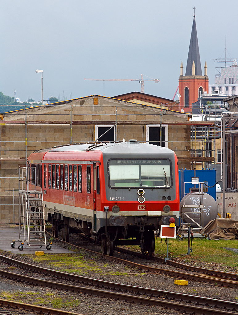 
Auf Hilfsdrehgestelle (ähnl, Rollböcken) aufgebockt ist der Dieseltriebwagen 628 224-6 / 928 244-3 der Kurhessenbahn (DB Regio Hessen) am 26.05.2014 beim BW Limburg/Lahn abgestellt. Die Aufnahme wurde durch den Zahn vom Gehweg aus gemacht. 

Der Triebzug wurde 1988 bei der DÜWAG (Düsseldorfer Waggonfabrik AG) unter den Fabriknummern 88716 / 88717 gebaut. 
Am 22.06.2013  verunglückte der Triebzug auf der Oberen Lahntalbahn (KBS 623) an einem Bahnübergang in Saßmannshausen (bei Bad Laasphe) schwer. Es kam zu einem Zusammenprall mit einem 40-Tonner Sattelschlepper, dabei wurden leider 32 Menschen verletzt. Siehe auch: http://www.derwesten.de/staedte/nachrichten-aus-bad-berleburg-bad-laasphe-und-erndtebrueck/schweres-zugunglueck-mit-32-verletzten-bei-bad-laasphe-id8100501.html  

Der Wagenkasten sieht wieder gut aus, ich hoffe die Verletzten Menschen sind auch alle wieder wohlauf.
