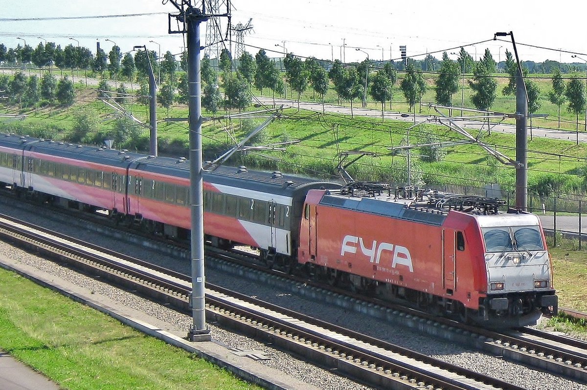 Auf die Hochgeschwindigheitsstrecke passiert FYRA 186 113 Lage Zwaluwe am 26 Juni 2012. 