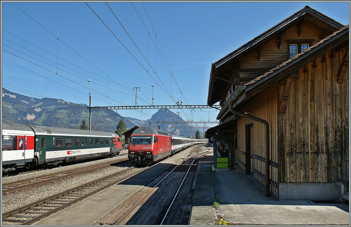 Auf der kleinen BLS  Landstation  Leissigen kreuzen sich neben den ICE und Regionalzgen auch die IC Romanshorn - Interlaken.
9. April 2011