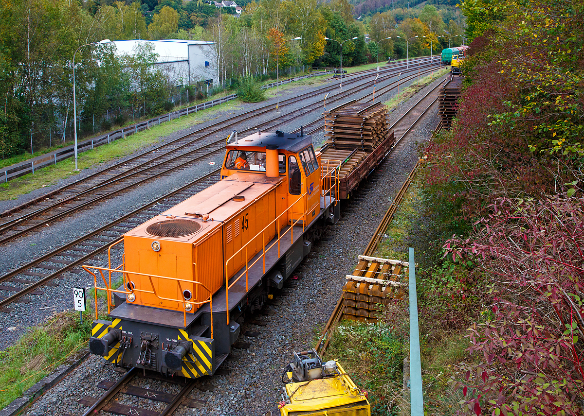 
Auf den letzten vorhandenen Metern Gleis der Strecke zwischen Bahnhof Herdorf und Neunkirchen tätigt die KSW 45 (98 80 0276 016-9 D-KSW) eine MaK G 1204 BB der Kreisbahn Siegen-Wittgenstein mit einem 2-achsiger Flachwagen der Gattung Ks 446 am 11.10.2020 in Herdorf den Pendelverkehr.
Hier fährt sie gerade die alten Gleisstücke zum Bahnhof ab.