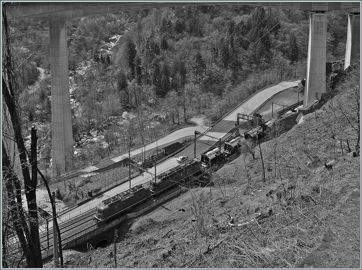 Auf der mittleren Stufe der Biaschina fahren eine SBB Re 4/4 II und Re 6/6 mit einem Kieszug talwrts.
3. April 2013