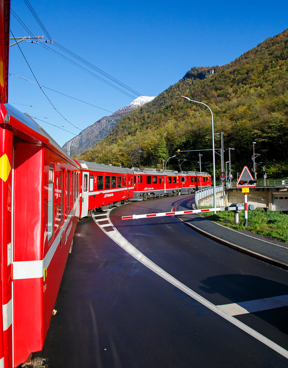 
Auf der Rückfahrt, bei und bestem Kaiserwetter....
Geführt von den beiden RhB ABe 4/4 III Triebwagen, Nr. 53  Tirano  und Nr. 54  Hakone , fährt unser RhB Regionalzug, von Tirano nach St. Moritz, am 04.11.2019 vom Grenzbahnhof Campocologno weiter in Richtung Brusio. Die Brücke über den Poschiavino nutzen hier der Autoverkehr und die Berninabahn gemeinsam.
