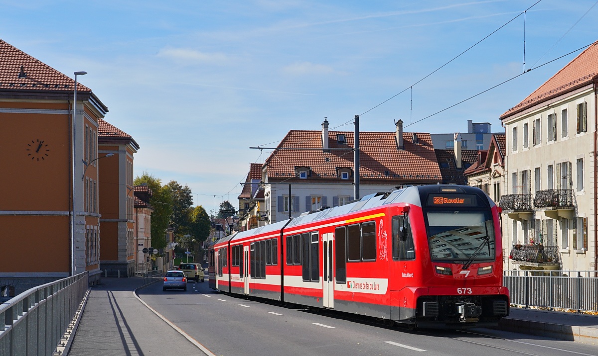 Auf der Rückfahrt nach Glovelier befährt der ABe 4/12 673 am 10.10.2025 die Brücke über die Rue de l'Hotel-de-Ville