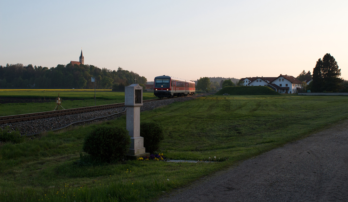 Auf seiner Rückfahrt von Mühldorf nach Burghausen wurde 628 559-7 erneut in Heiligenstatt abgelichtet. (05.05.17)