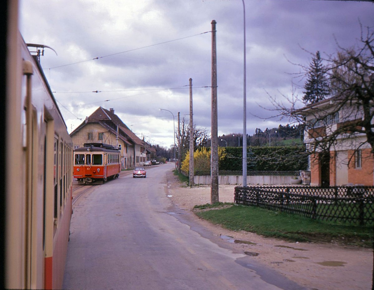 Auf der Solothurn - Niederbipp - Bahn (SNB) damals. Kreuzung der beiden Triebwagen 83 und 84 (gebaut 1966) in Flumenthal, 26.April 1970.