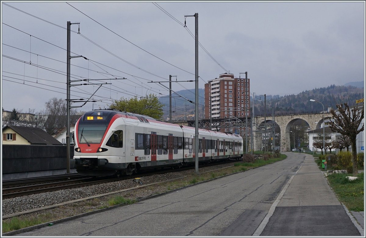 Auf der Strecke Biel/Bienne - Olten ist der SBB RABe 523 047 unterwegs und unterquert kurz vor der Ankunft in Grenchen Süd den im Hintergrund zu sehenden BLS Mösli Viadukt. 

18. April 2021